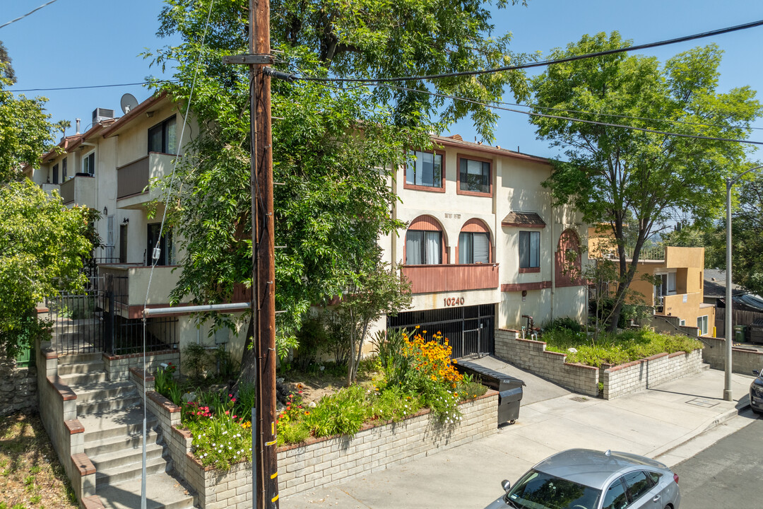 Silverton View in Tujunga, CA - Building Photo