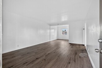 216 E Burnett St in Long Beach, CA - Building Photo - Building Photo