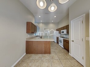 7014 Monarch Park Dr in Apollo Beach, FL - Foto de edificio - Building Photo