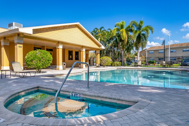 Rio Vista Village in St. Petersburg, FL - Foto de edificio - Building Photo