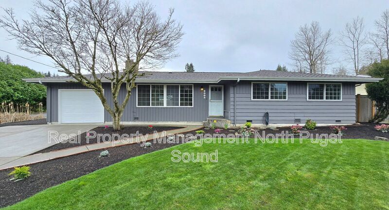 8002 W Glen Dr in Everett, WA - Building Photo
