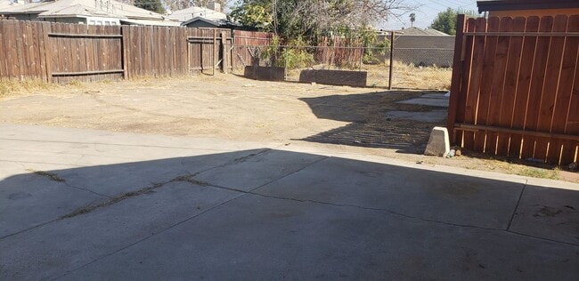 1616 El Ralfo Dr in Bakersfield, CA - Building Photo - Building Photo