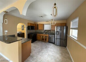 12064 Sitterley St in Naples, FL - Foto de edificio - Building Photo