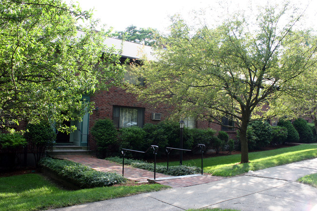 68-70 Wyman St in Newton, MA - Foto de edificio - Building Photo