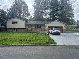 11813 S Player Dr in Spokane, WA - Building Photo