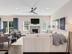 651 Bourbon Ln in Naperville, IL - Building Photo - Building Photo