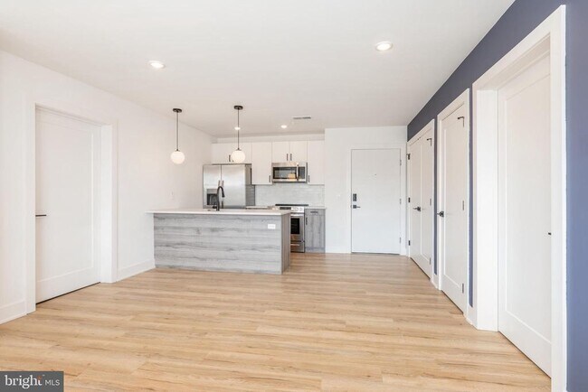 629 W Girard Ave-Unit -UNIT 202 in Philadelphia, PA - Building Photo - Building Photo