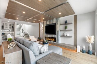 121 Barefoot Cir in Bonita Springs, FL - Building Photo - Building Photo