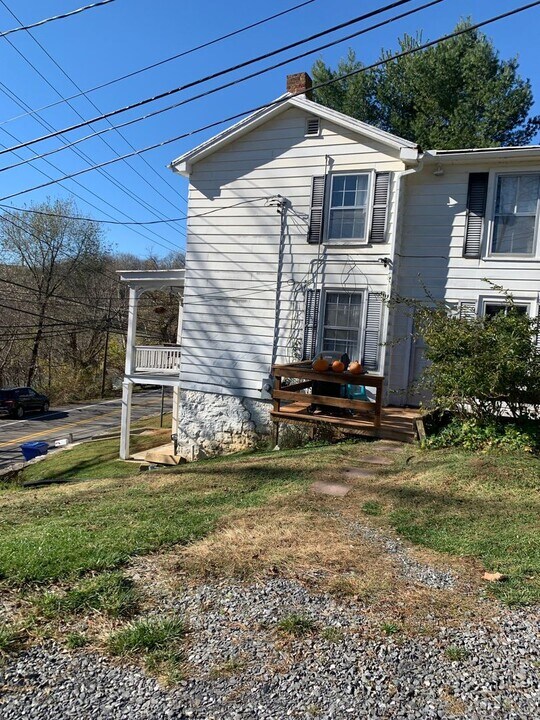 32 Furrs Mill Rd in Lexington, VA - Building Photo