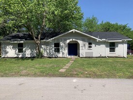 105 Still St in Kemp, TX - Building Photo