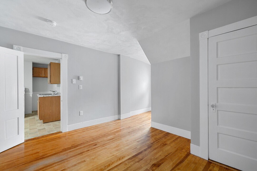 17 Melville St in Worcester, MA - Building Photo