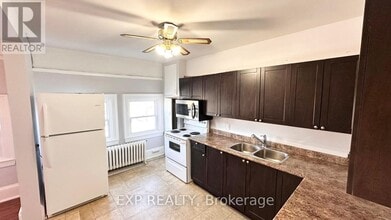 2 Russell St E in Smiths Falls, ON - Building Photo - Building Photo