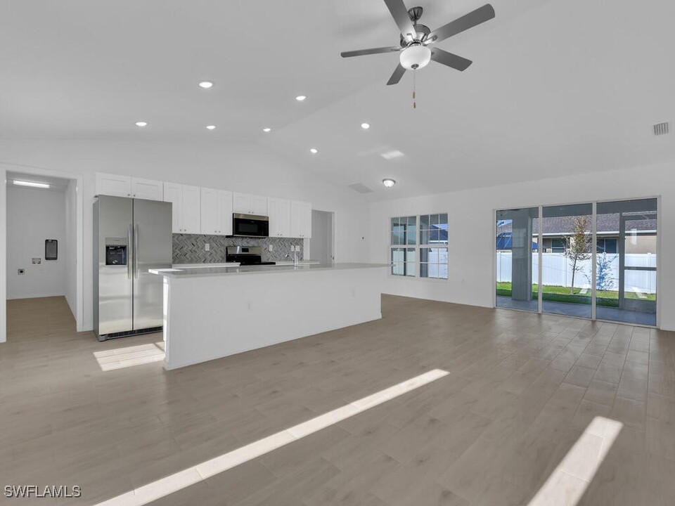 2520 NE 1st Pl in Cape Coral, FL - Foto de edificio
