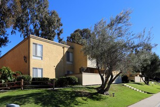Mission Trails Villas in San Diego, CA - Foto de edificio - Building Photo