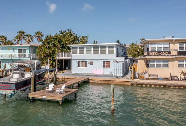 Bay Esplanade Apartments in Clearwater Beach, FL - Building Photo - Building Photo