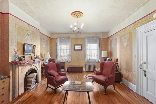 668 Metropolitan Ave in Brooklyn, NY - Building Photo - Interior Photo