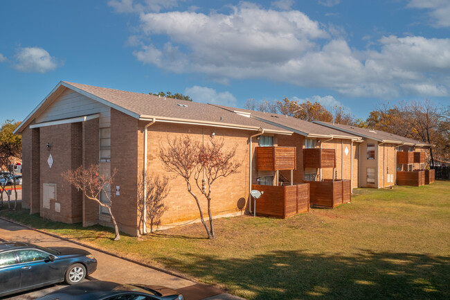 Villas Del Rey Apartments in Dallas, TX - Building Photo - Building Photo