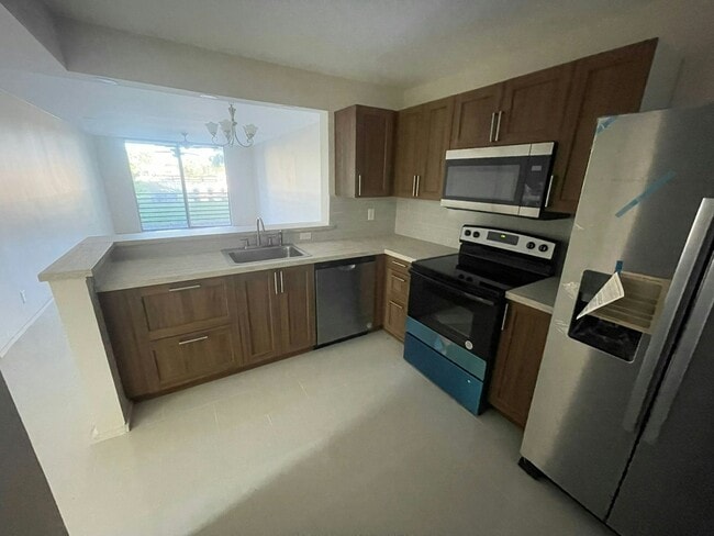 property at 2820 Somerset Dr