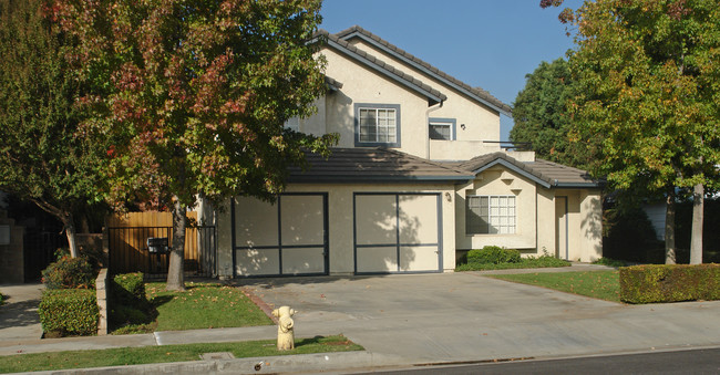 229 W Center St in Covina, CA - Foto de edificio - Building Photo