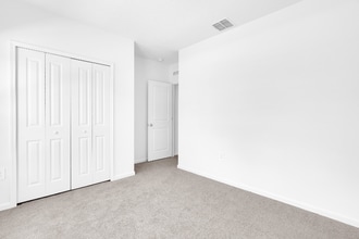 4688 Golden Knight Blvd in Kissimmee, FL - Foto de edificio - Building Photo