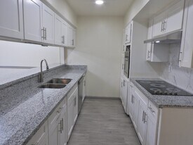 408 E Coombs St in Alvin, TX - Building Photo