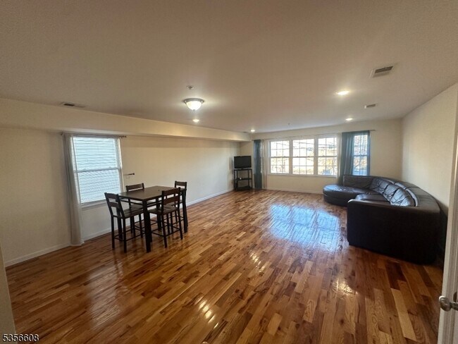 283 Morris Ave in Newark, NJ - Building Photo - Building Photo