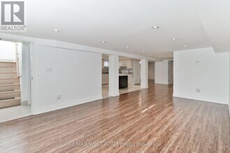 13 Richardson Dr in Aurora, ON - Building Photo - Building Photo