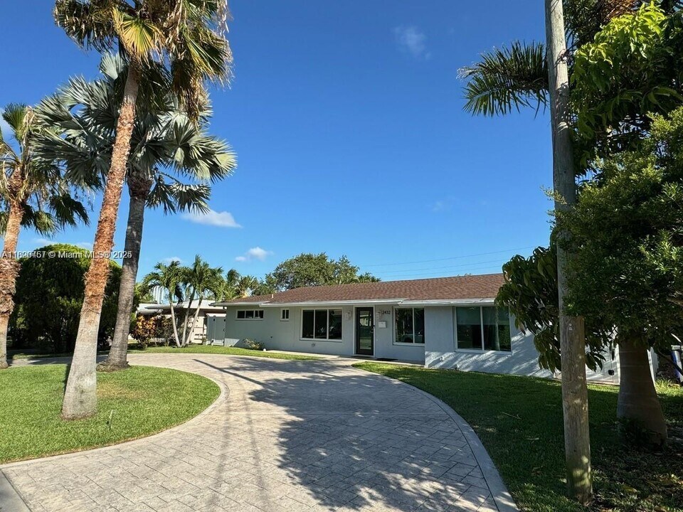 2432 SE 13th St in Pompano Beach, FL - Building Photo