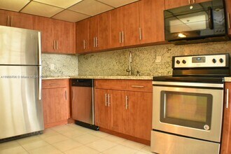 4101 Pine Tree Dr in Miami Beach, FL - Building Photo - Building Photo