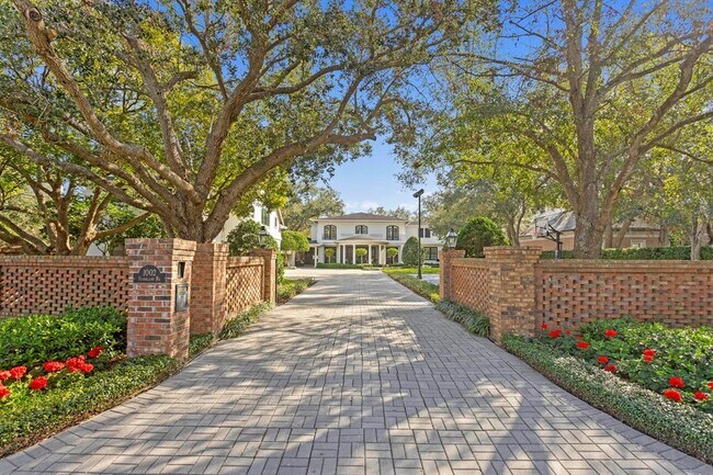 1002 S Frankland Rd in Tampa, FL - Building Photo - Building Photo