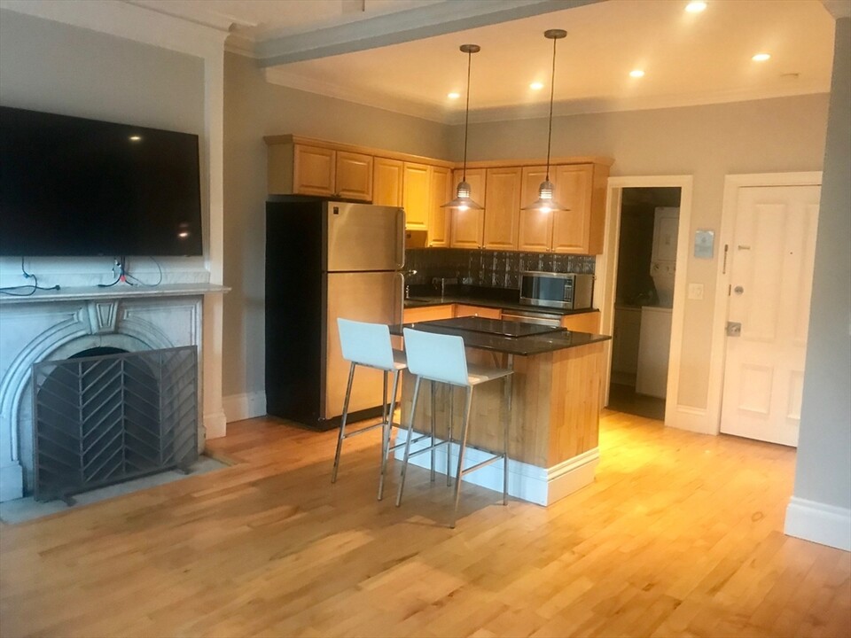 100 Charles St in Boston, MA - Building Photo