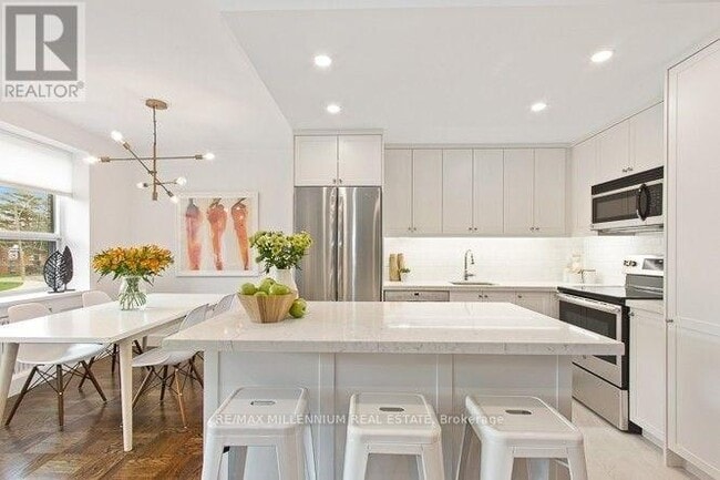 property at 2 Ridelle Ave