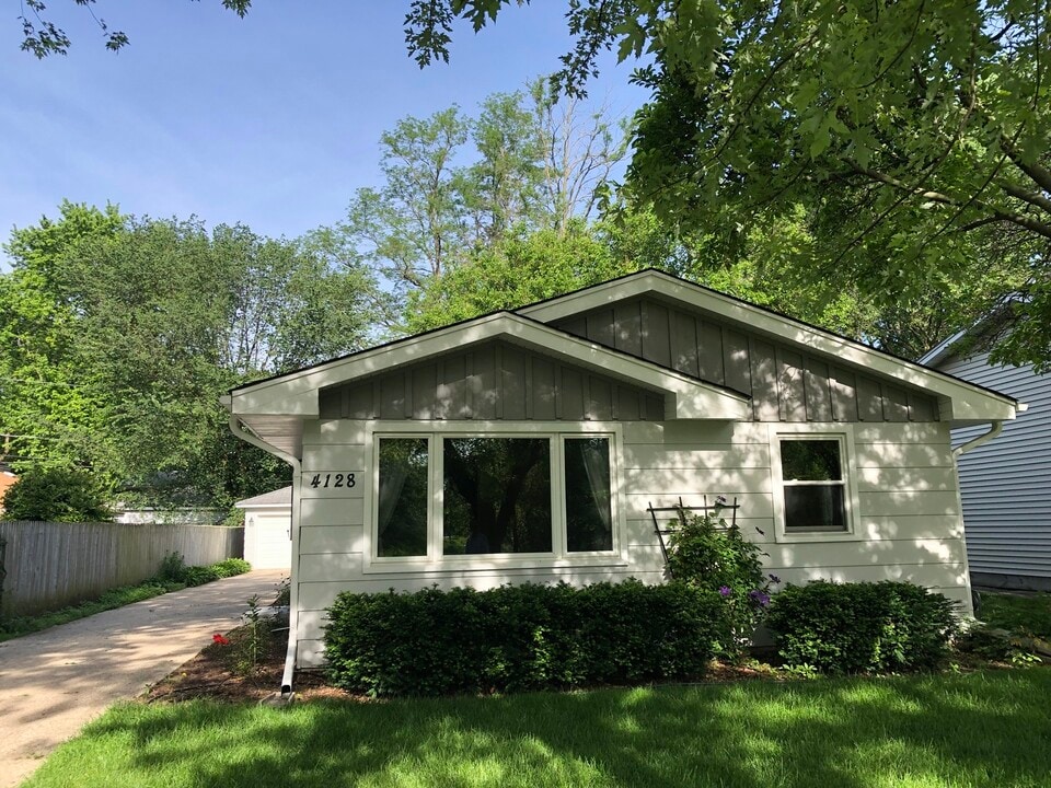 4128 Elm St in Downers Grove, IL - Building Photo