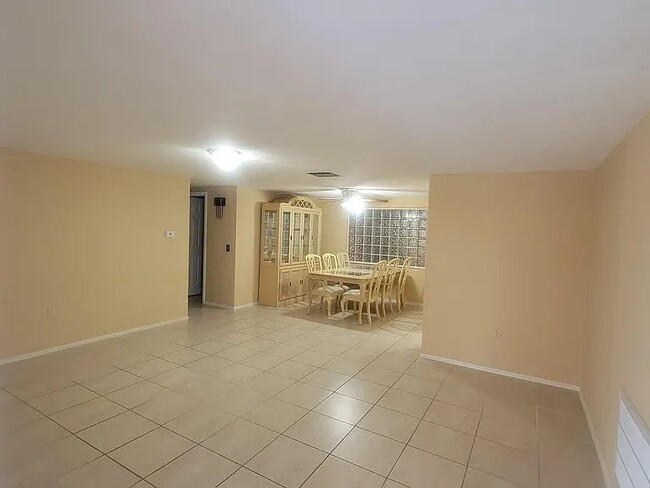 3639 Madison St in New Port Richey, FL - Building Photo - Building Photo