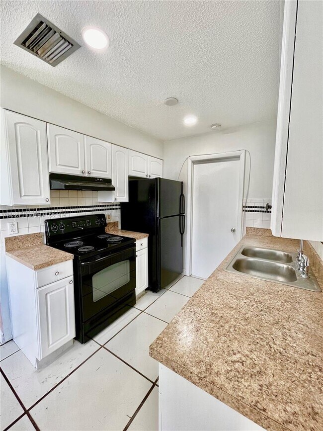 6737 NW 6th Ct in Miami, FL - Building Photo - Building Photo