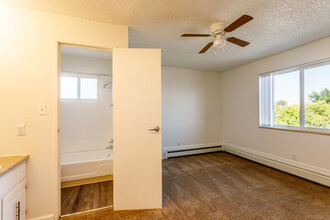 Golden Nugget Apartments in Englewood, CO - Building Photo - Interior Photo