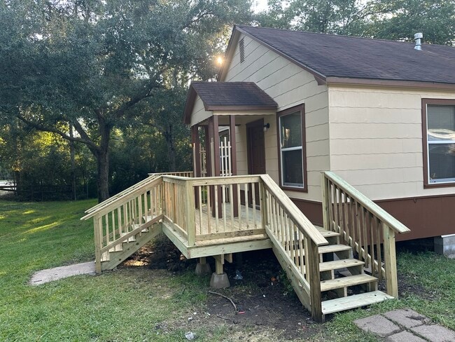 521 County Road 192 in Liverpool, TX - Building Photo - Building Photo