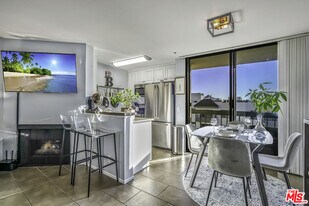 7320 Hawthorn Ave in Los Angeles, CA - Building Photo