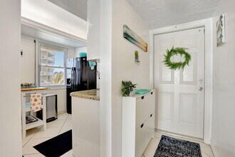 1069 Hillsboro Mile in Hillsboro Beach, FL - Building Photo - Building Photo