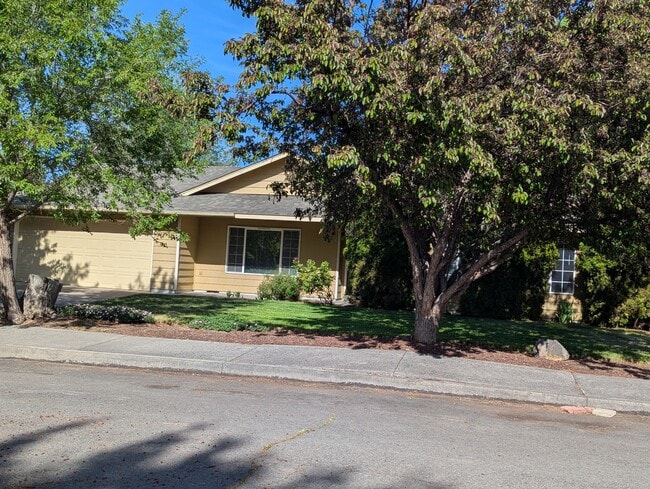 61862 Avonlea Cir in Bend, OR - Building Photo - Building Photo
