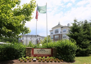 Willow Manor at Cloppers Mill (Seniors 62+) in Germantown, MD - Foto de edificio - Building Photo