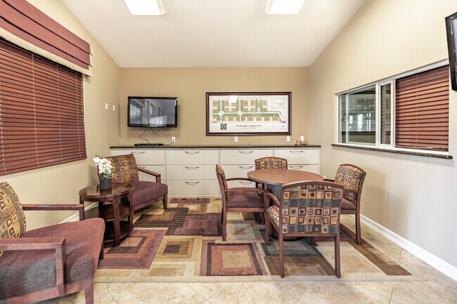 Courtyard Apartments in Orange, CA - Building Photo - Lobby
