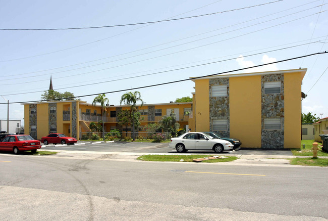 31 SE 2nd Ave in Hallandale Beach, FL - Building Photo - Building Photo