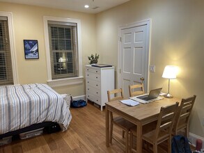 323 C St SE, Unit Basement Studio in Washington, DC - Foto de edificio - Building Photo