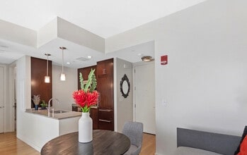 38 Cumberland Ave, Unit 3 in Brookline, MA - Foto de edificio - Building Photo