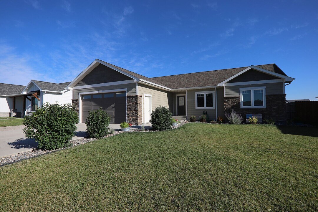 1327 Silverton Dr in Ranchester, WY - Building Photo
