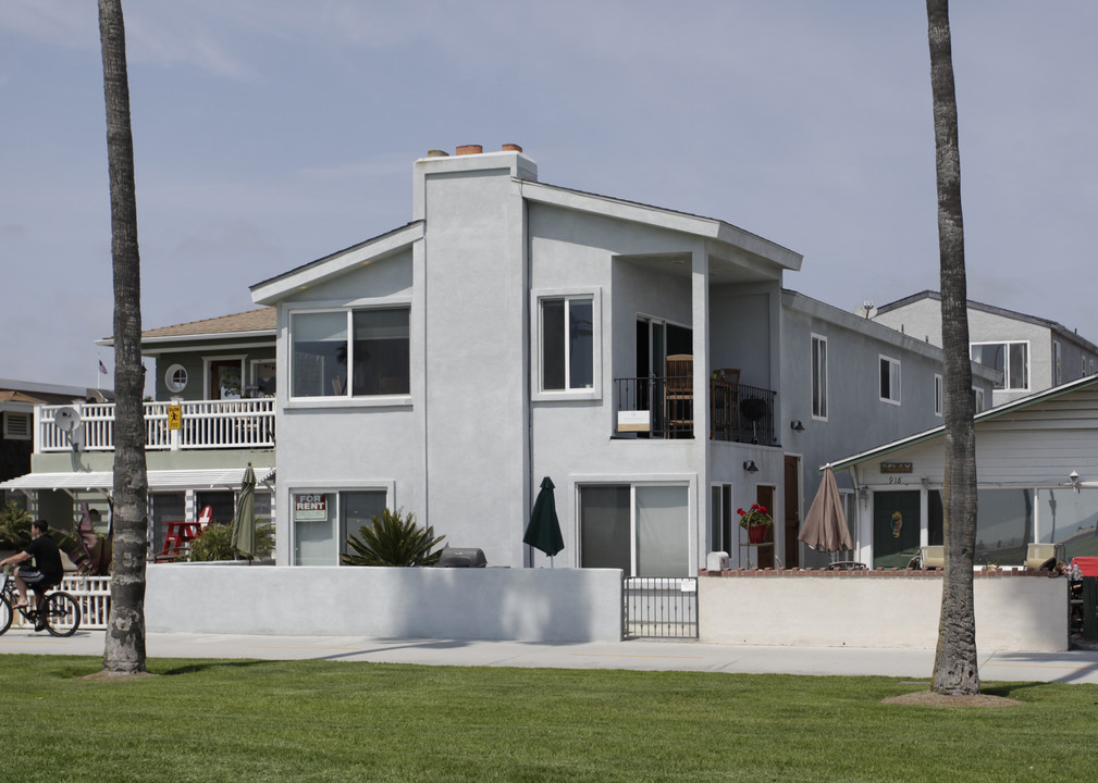 916 E Oceanfront in Newport Beach, CA - Foto de edificio