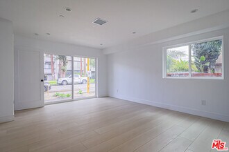 11810 Gilmore St in Los Angeles, CA - Building Photo - Building Photo
