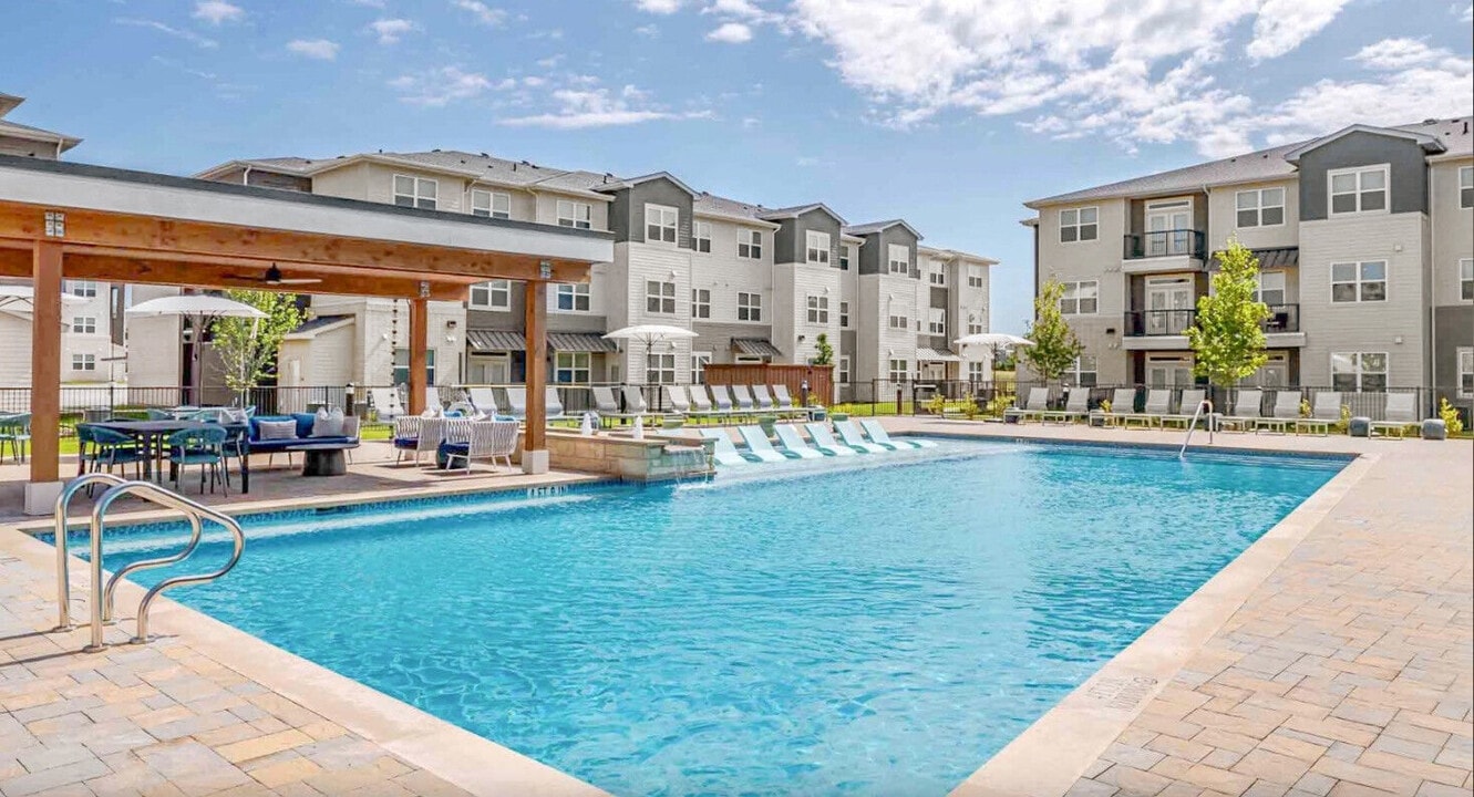 The Westlyn in Grand Prairie, TX - Building Photo