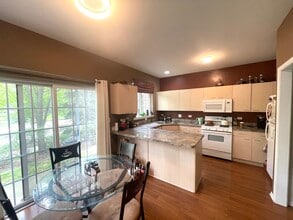 333 N W Pointe Dr in Vernon Hills, IL - Building Photo - Building Photo